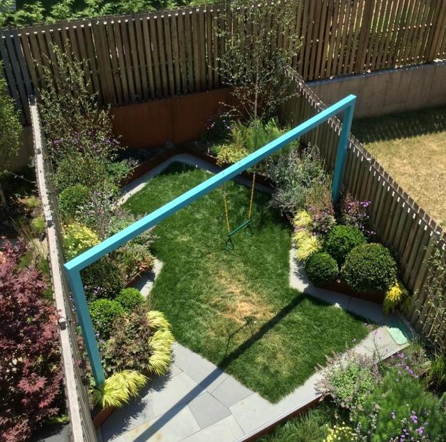 庭院設計:以不規(guī)則草坪為主題的長條形別墅洋房花園,很美很實用